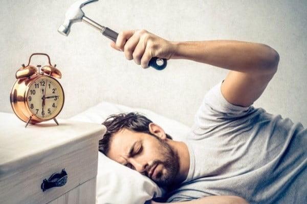 چرا صبحها احساس خستگی میکنیم؟