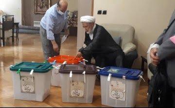 حضور مهدی کروبی در انتخابات (+عکس)