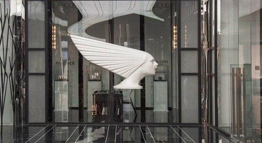 مرکز خریدی در خیابان فرشته که قیمت اجناس آن به یورو است