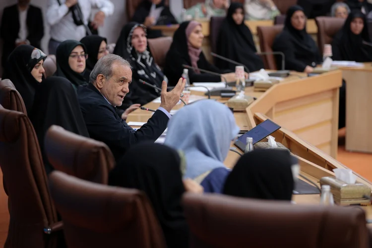 نشست فعالان زن با پزشکیان/ یک سر و گردن بالاتر از جلسات دیگر