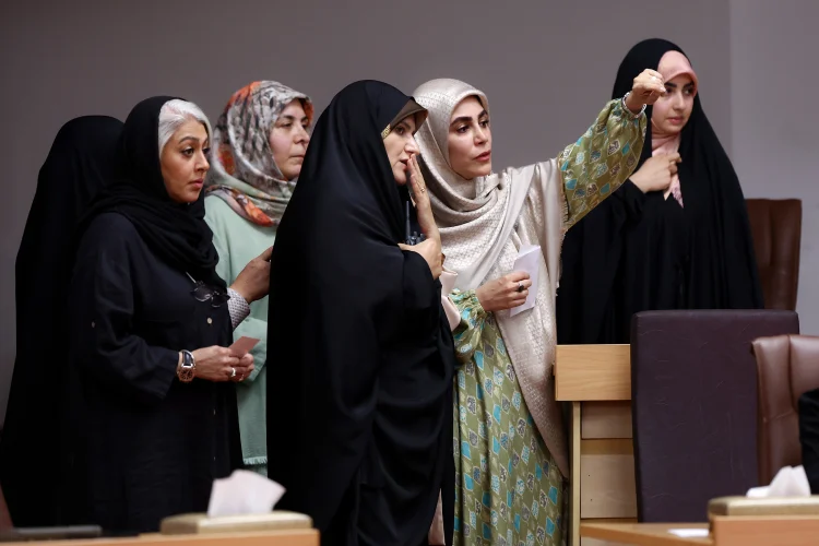 نشست فعالان زن با پزشکیان/ یک سر و گردن بالاتر از جلسات دیگر