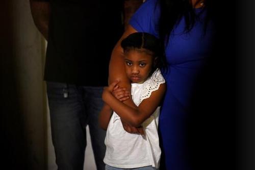 عکس؛ همسر و دختر “جورج فلوید” در مقابل دوربین رسانه‌ها