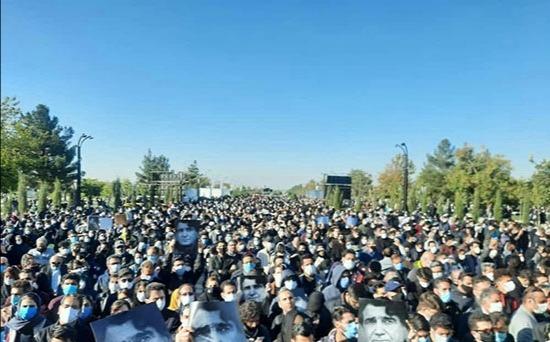لحظات وداع با صدای ایران / پیکر پاک خسرو آواز ایران در آرامگاه ابدی آرام گرفت لحظات وداع با صدای ایران / پیکر پاک خسرو آواز ایران در آرامگاه ابدی آرام گرفت