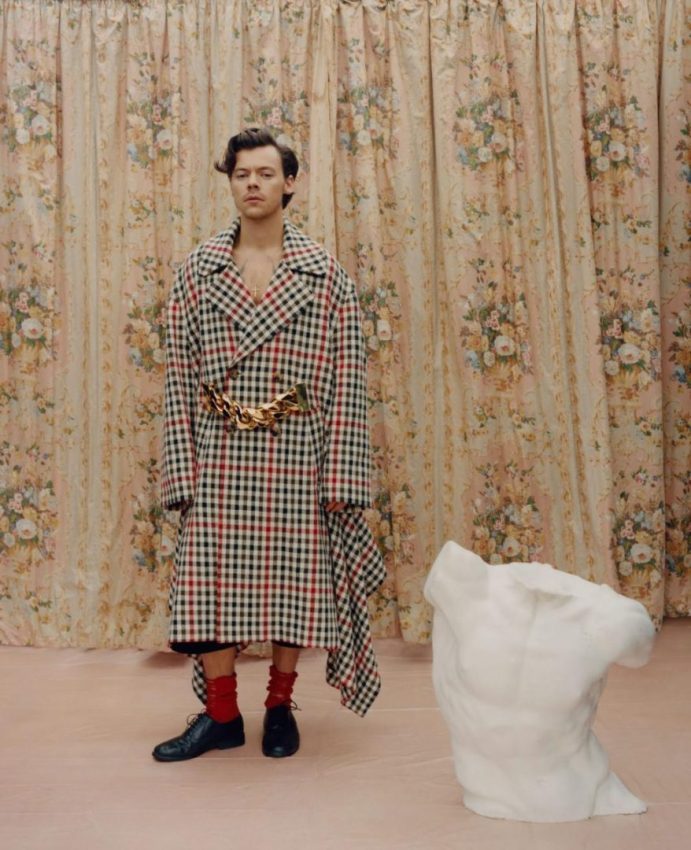 تصاویر ستاره‌ی پاپ با لباس‌های زنانه، روی جلد ووگ