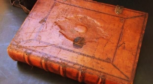 راز کتاب قاتل چیست؟ / همین که آن را باز کنید، میمیرید!|خبر فوری راز کتاب قاتل چیست؟ / همین که آن را باز کنید، میمیرید!|خبر فوری