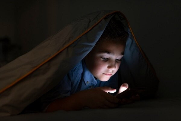 راهکارهایی برای جلوگیری از غرق شدن فرزندان در فضای مجازی|خبر فوری