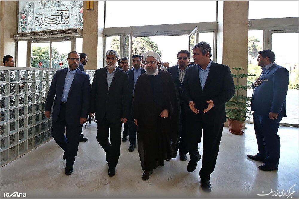 رفتار عجیب قالیباف در استقبال از رئیسی/ پیام سیاسی یک عکس رفتار عجیب قالیباف در استقبال از رئیسی/ پیام سیاسی یک عکس