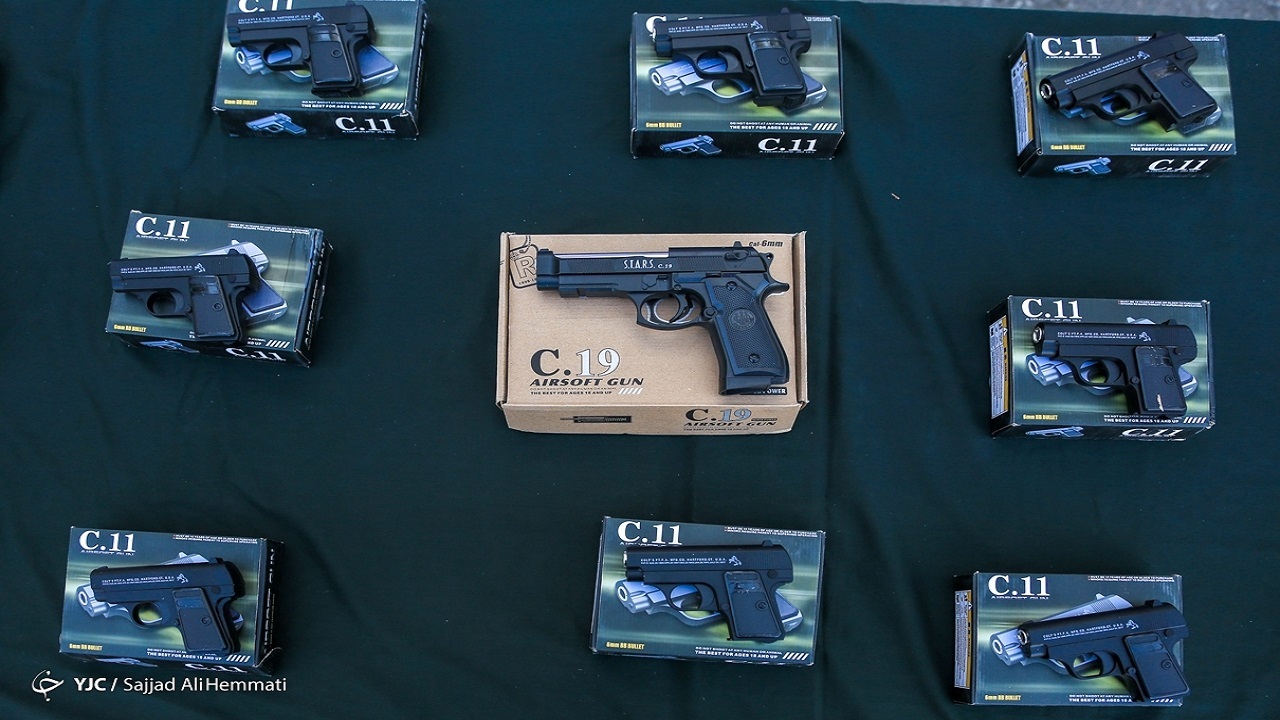 کشف سلاحهای عجیب و غریب در تهران/ تصاویر کشف سلاحهای عجیب و غریب در تهران/ تصاویر