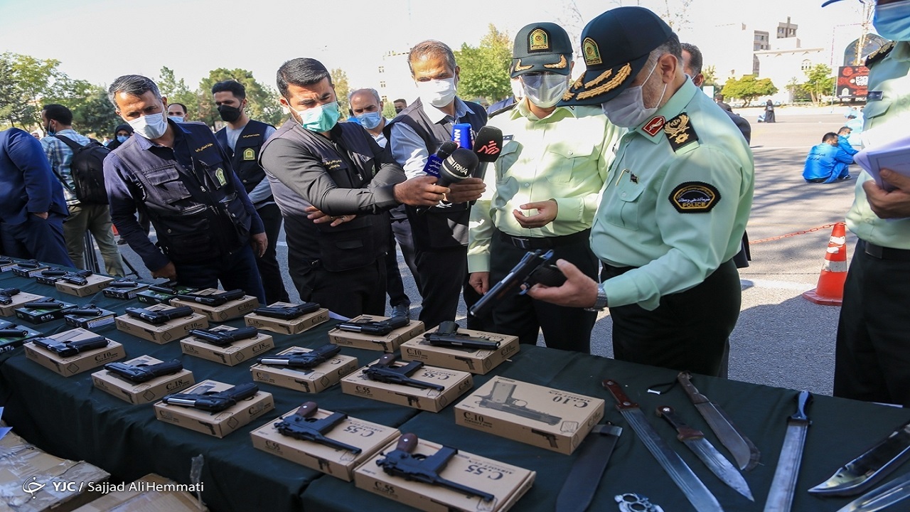 کشف سلاحهای عجیب و غریب در تهران/ تصاویر کشف سلاحهای عجیب و غریب در تهران/ تصاویر