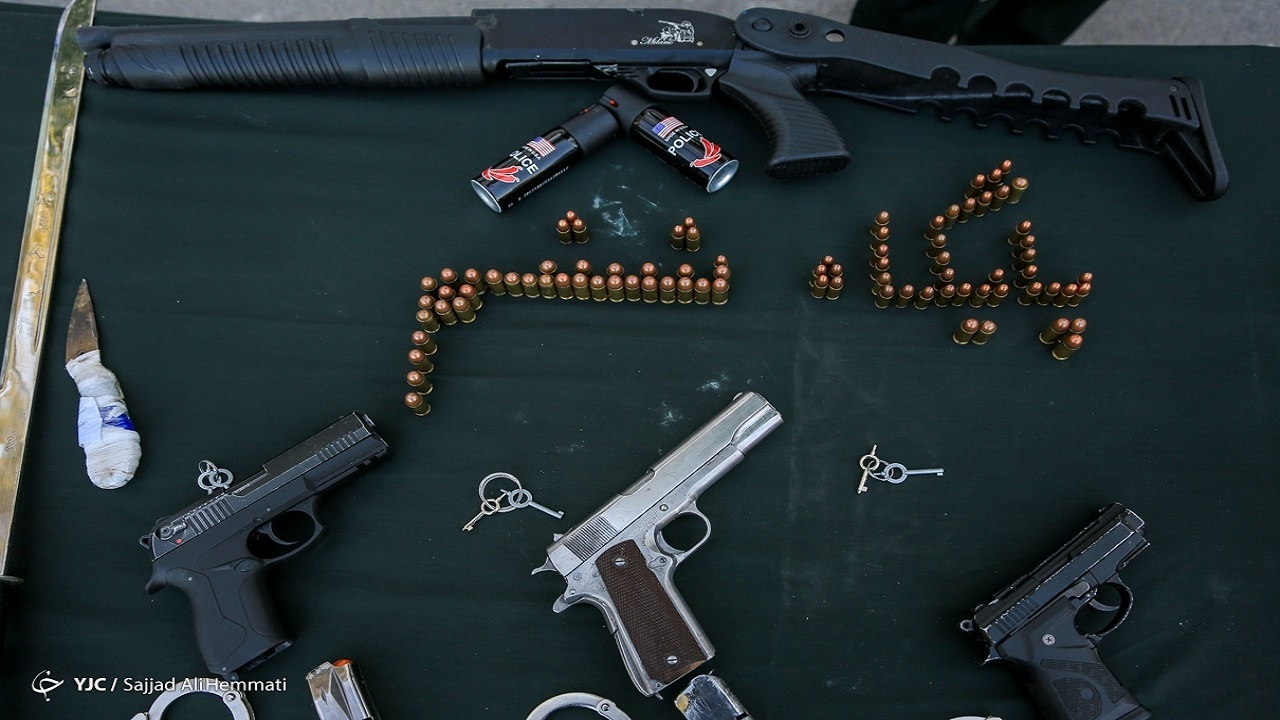 کشف سلاحهای عجیب و غریب در تهران/ تصاویر کشف سلاحهای عجیب و غریب در تهران/ تصاویر