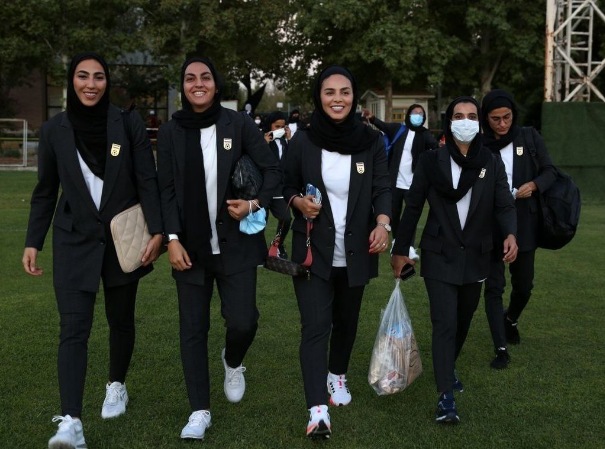 مجوز این پوشش را به زنان فوتبالیست نداده بودیم/ باید مانتو، شلوار و مقنعه بپوشند مجوز این پوشش را به زنان فوتبالیست نداده بودیم/ باید مانتو، شلوار و مقنعه بپوشند