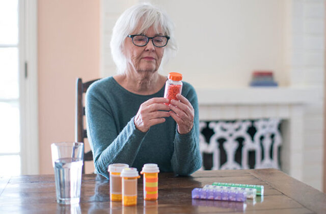 چه داروهایی را نباید در زمان واکسیناسیون کرونا مصرف کرد؟ چه داروهایی را نباید در زمان واکسیناسیون کرونا مصرف کرد؟