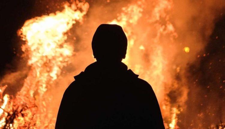 بین این همه مسئول، یک نفر نبود مشکل فرزند شهیدی که خودسوزی کرد را حل کند؟/ عکس بین این همه مسئول، یک نفر نبود مشکل فرزند شهیدی که خودسوزی کرد را حل کند؟/ عکس