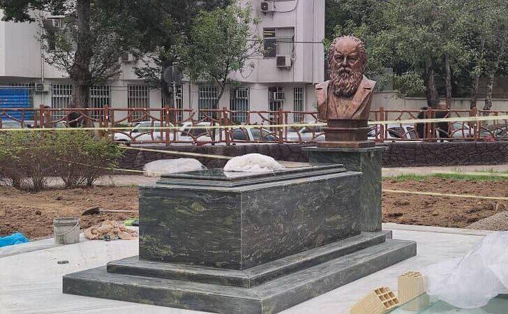 اولین عکس از آرامگاه هوشنگ ابتهاج پس از نصب تندیس و سنگ قبر