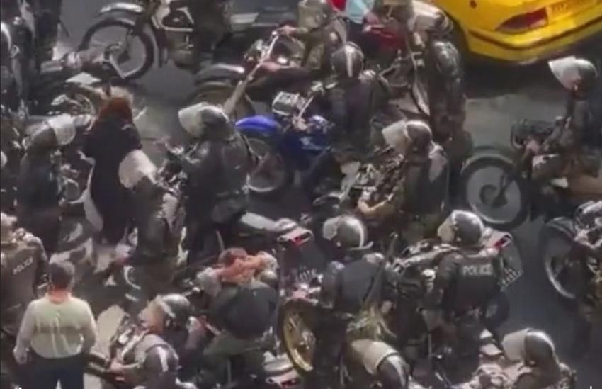 فارس به نقل از مقام پلیس: مامور ما می خواست آن خانم را بازداشت کند که به دلیل مناسب نبودن وسیله نقیله صرفنظر کرد/ برخی برخوردها در صحنههای اغتشاش اجتنابناپذیر است فارس به نقل از مقام پلیس: مامور ما می خواست آن خانم را بازداشت کند که به دلیل مناسب نبودن وسیله نقیله صرفنظر کرد/ برخی برخوردها در صحنههای اغتشاش اجتنابناپذیر است