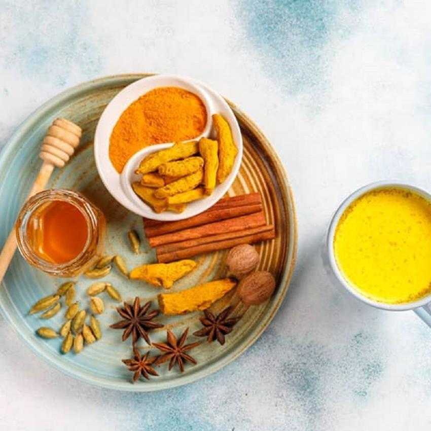 خواص زردچوبه و عسل + فواید عسل طلایی که باید بدانید!