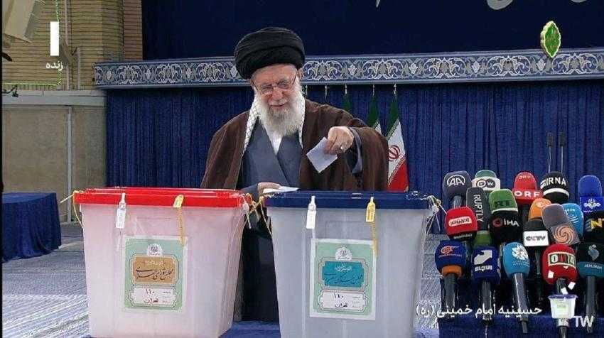مقام معظم رهبری رای خود را به صندوق انداختند مقام معظم رهبری رای خود را به صندوق انداختند