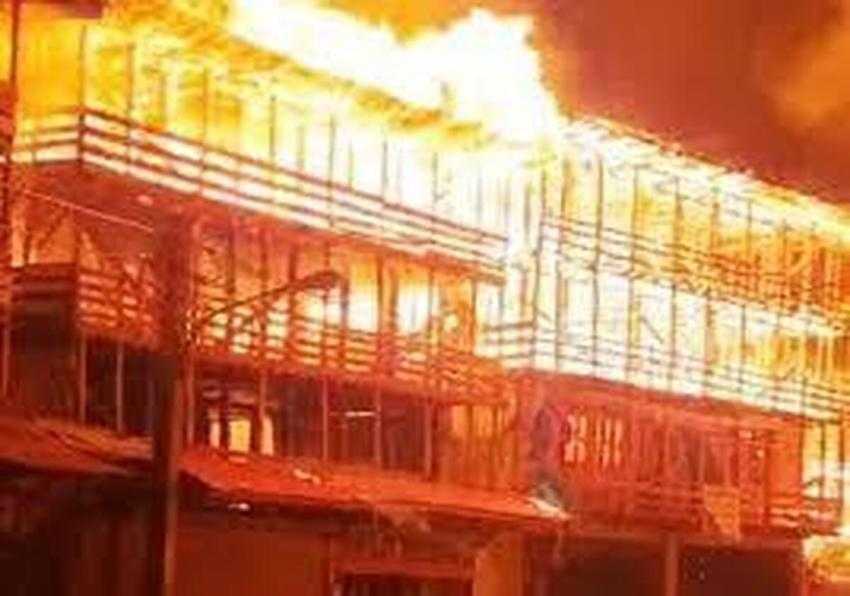 حریق مهیب در شهرک چوبی امامزاده ابراهیم شفت گیلان/ ۱۰۰ واحد مسکونی و تجاری سوخت و خاکستر شد