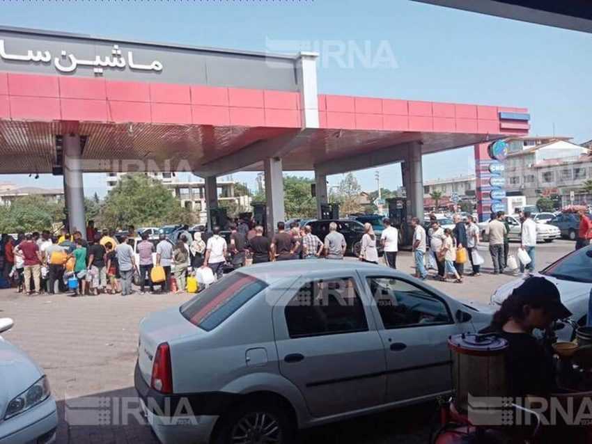صف انسانی مقابل جایگاههای سوخت غرب مازندران صف انسانی مقابل جایگاههای سوخت غرب مازندران