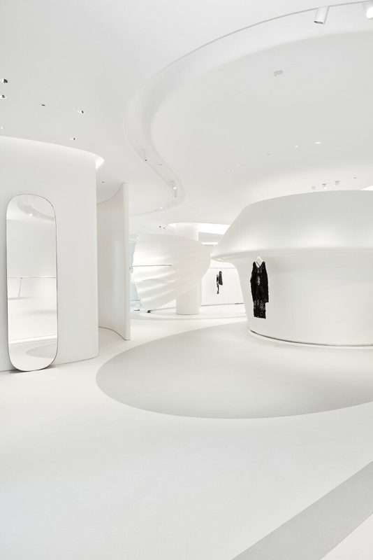 شوروم جدید ماریسفرولگ؛ اثری از زها حدید آرکیتکتس شوروم جدید ماریسفرولگ؛ اثری از زها حدید آرکیتکتس