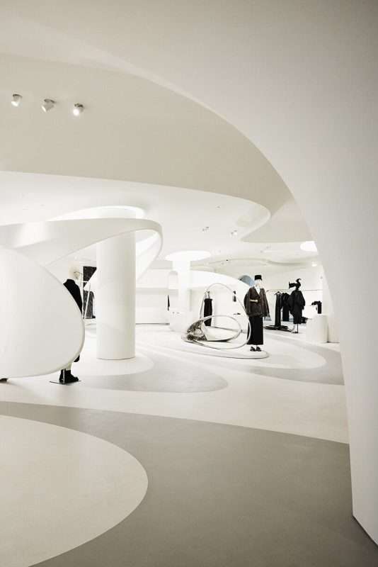 شوروم جدید ماریسفرولگ؛ اثری از زها حدید آرکیتکتس شوروم جدید ماریسفرولگ؛ اثری از زها حدید آرکیتکتس