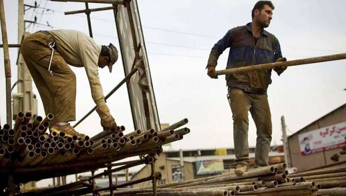 قطع بیمه ۳۰۰ هزار کارگر ساختمانی؛ وضعیت معیشتی کارگران بحرانی است قطع بیمه ۳۰۰ هزار کارگر ساختمانی؛ وضعیت معیشتی کارگران بحرانی است