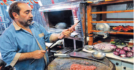 هزینه رستوران رفتن در تهران چند؟ / از سالادهای چند صد هزار تومانی شمال شهر تا مینیپیتزاهای ارزان جنوب شهر هزینه رستوران رفتن در تهران چند؟ / از سالادهای چند صد هزار تومانی شمال شهر تا مینیپیتزاهای ارزان جنوب شهر