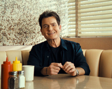 رسوایی‌های چارلی شین: از اعتراف به همجنس‌گرایی پس از اعتیاد به کراک تا ابتلای به ایدز