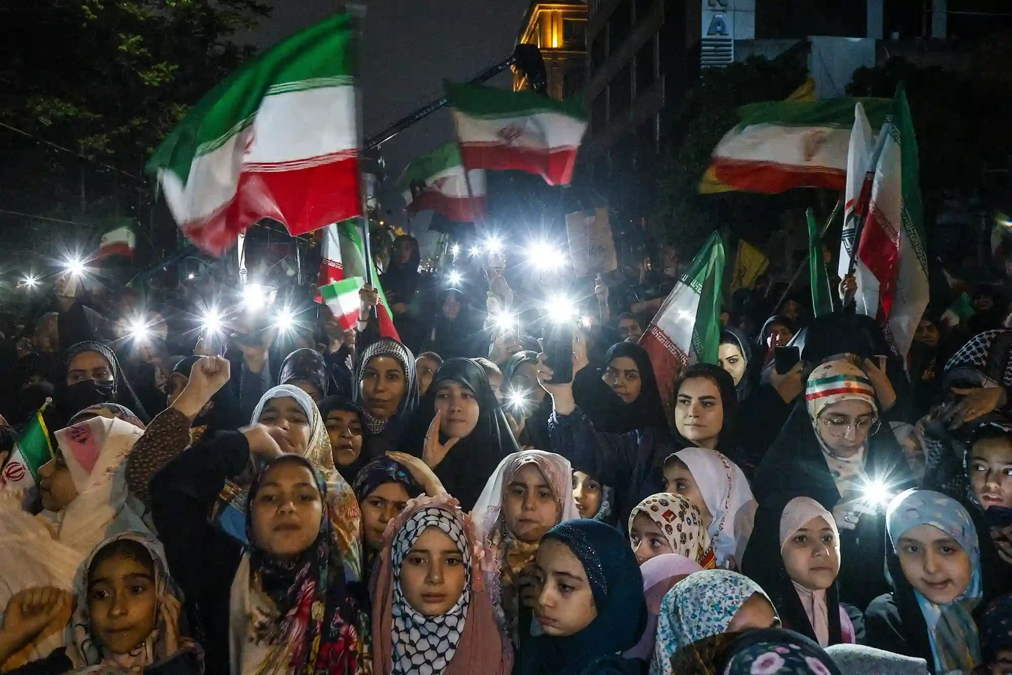 هشدار روزنامه جمهوری اسلامی درباره نفوذ دشمن در تجمعات شبانه و تریبون‌های عمومی