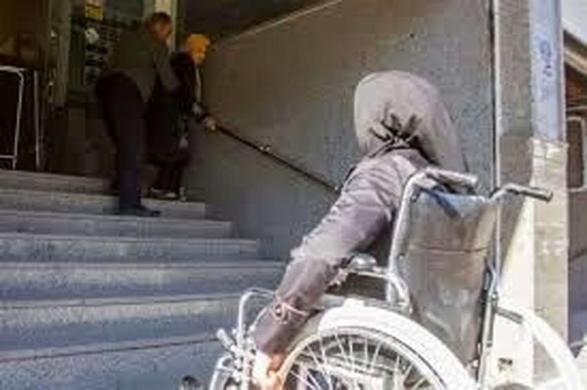 معابر شهری همچنان برای تردد معلولان رضایت‌بخش نیست