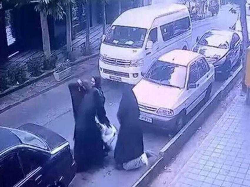مادر دختر نوجوان ۱۴ ساله درباره حادثه ماموران گشت ارشاد :‌ پیگیری شکایت از ماموران / لباس‌هایش پاره‌پاره و او برای اینکه پیراهنش نیفتد، آنرا گره زده بود / از خانه بیرون نمی‌رود حتی جرات نمی‌کند پیش تراپیست برود