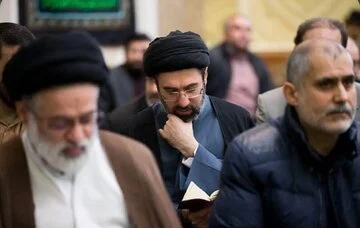 انتشار تصویری کمتر دیده‌شده از تکبیر آیت‌الله خامنه‌ای در نماز جمعه نصر
