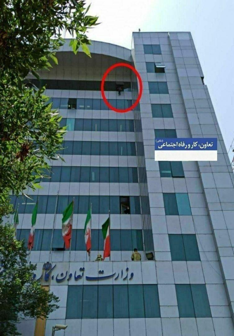 دستور وزیر کار مانع خودکشی فرد معترض شد / عکس