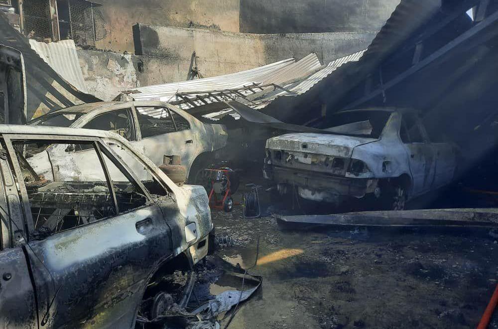 13 خودرو توقیفی در پارکینگی در شیراز در آتش سوخت