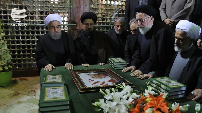ادای احترام رئیس جمهور به امام خمینی و آیت الله هاشمی رفسنجانی/ تصاویر