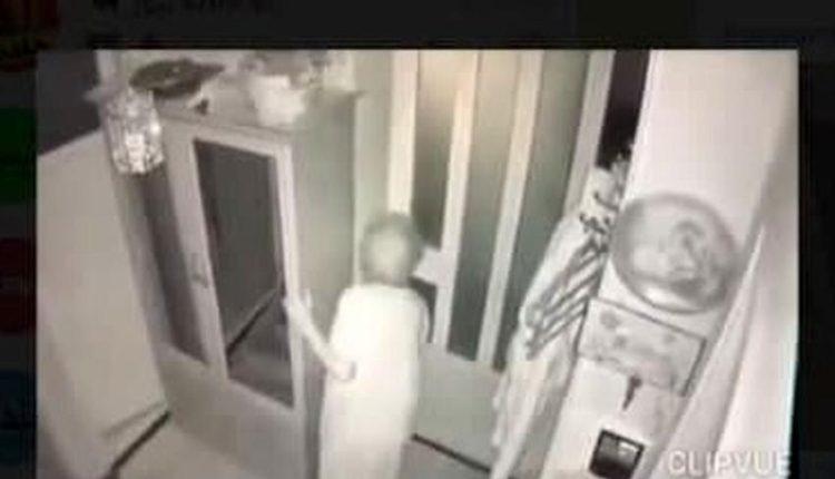 حمله دو دختر زورگیر به یک پیرزن و سرقت خانه او/ ویدئو