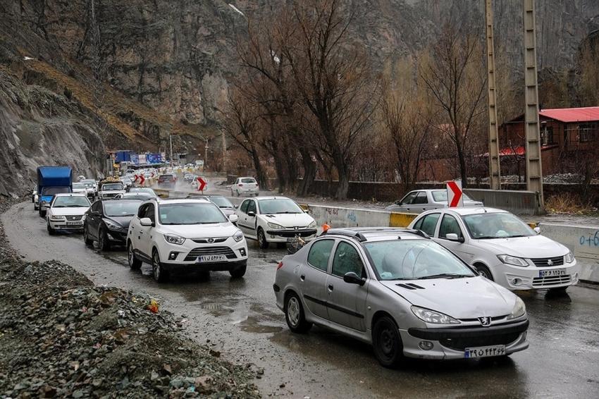 بارش شدید باران در جاده کرج - چالوس/ احتمال سقوط سنگ در مسیرهای کوهستانی