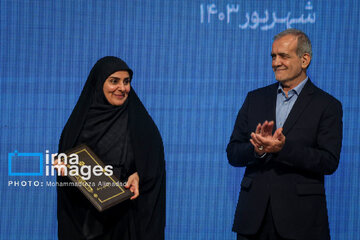 کمر همت برای حذف تکوزیر زن؛ فرزانه صادق قربانی سیاست ورزی جبهه پایداری می شود؟ کمر همت برای حذف تکوزیر زن؛ فرزانه صادق قربانی سیاست ورزی جبهه پایداری می شود؟